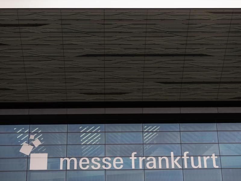Der Schriftzug „Messe Frankfurt” ist auf der Fassade des Portalhauses auf dem Messegelände angebracht. Foto: Silas Stein/dpa/Symbolbild