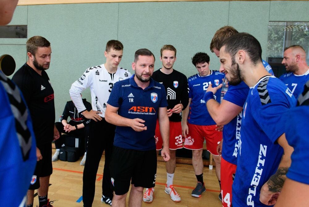 HCB-Trainer Steffen Baumgart (3.v.l.) war mit der Leistung seines Teams gegen Bayreuth zufrieden.