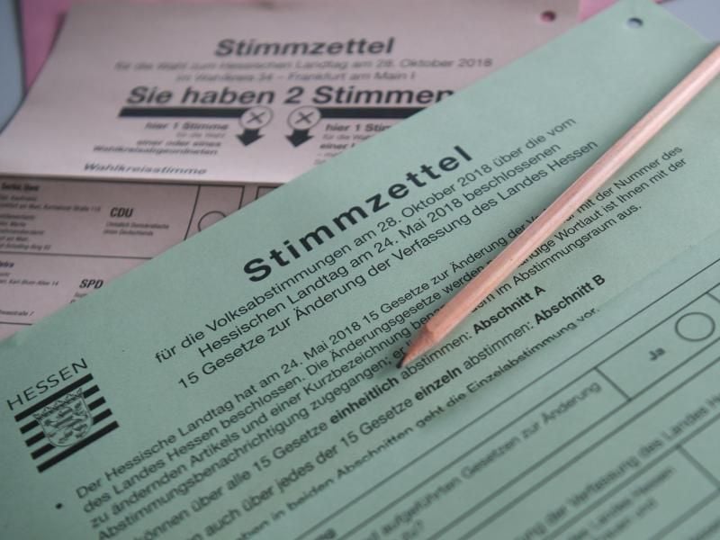 Stimmzettel für die Landtagswahl und die Volksabstimmung zu Änderungen der Landesverfassung sind zu sehen. Foto: Arne Dedert/Archiv