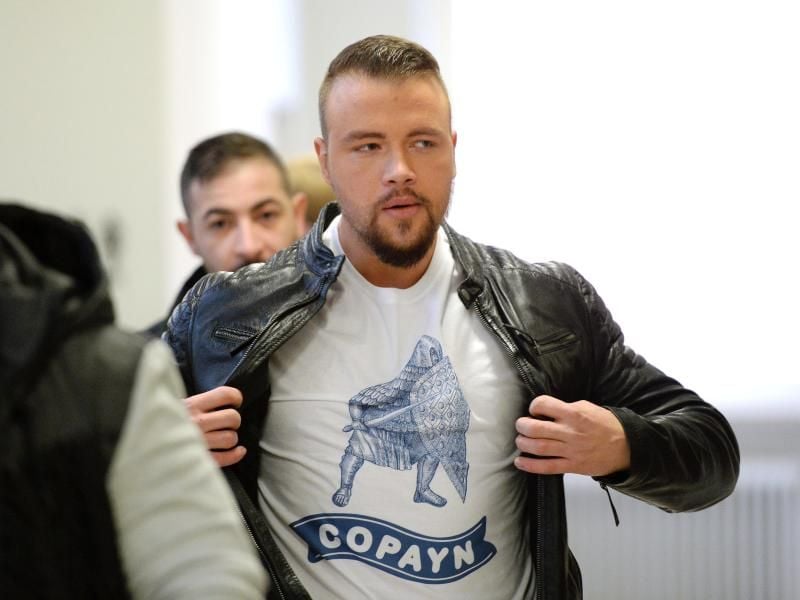 Der deutsche Rapper Kollegah (r) zahlt nun doch eine Geldstrafe von 18 000 Euro für den Angriff auf einen Konzertbesucher. Foto: Andreas Gebert