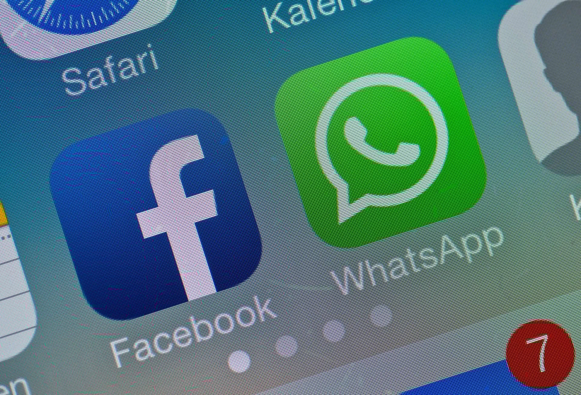 Die Logos von Facebook und WhatsApp auf einem Smartphone.
