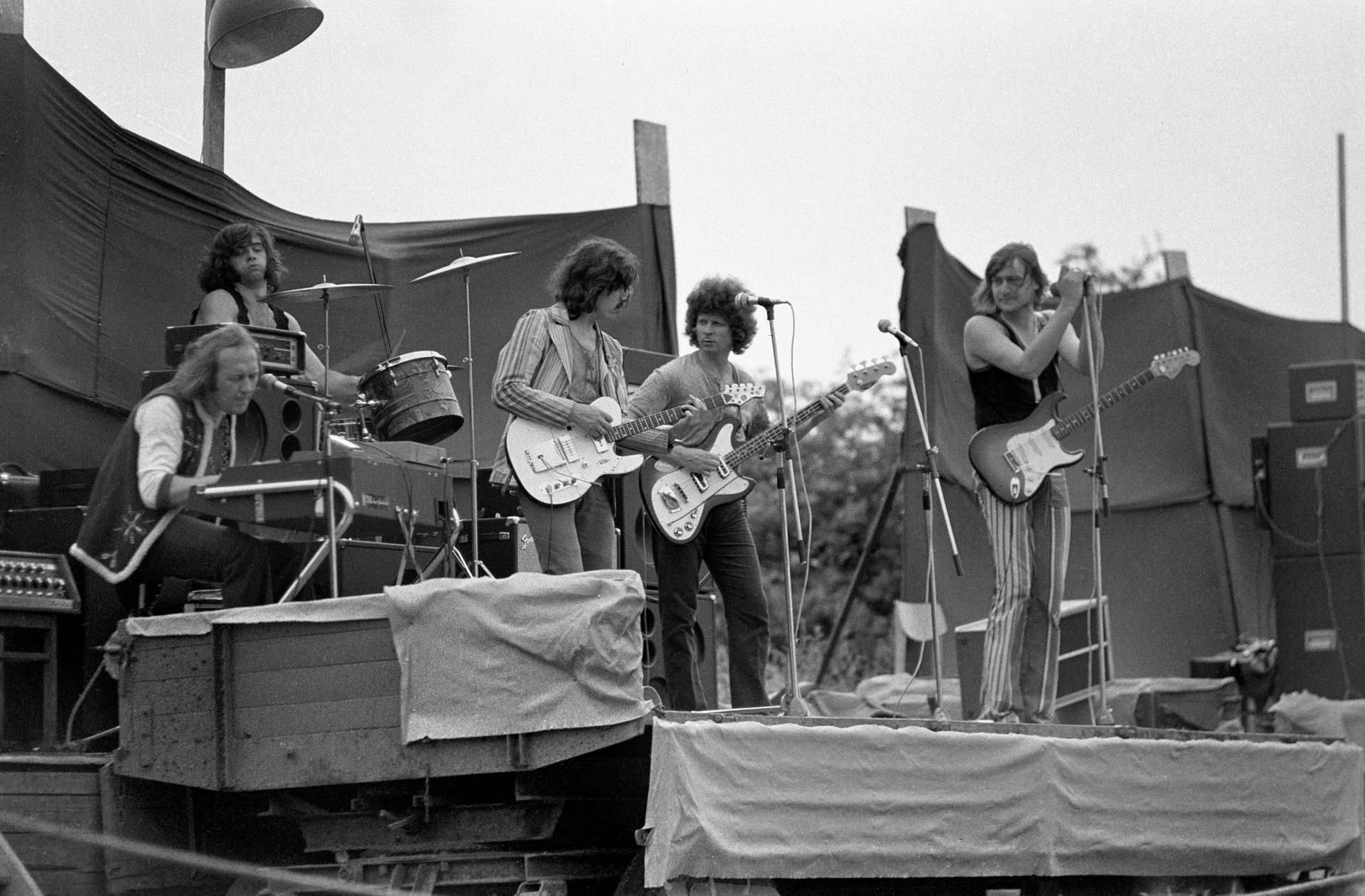 Siegfried Walendy nahm die damals noch unbekannten Puhdys mit auf eine ausgedehnte Tour durch die Sowjetunion. Im Bild die Puhdys in Gründungsbesetzung - 1972 auf einem Open-Air Konzert.