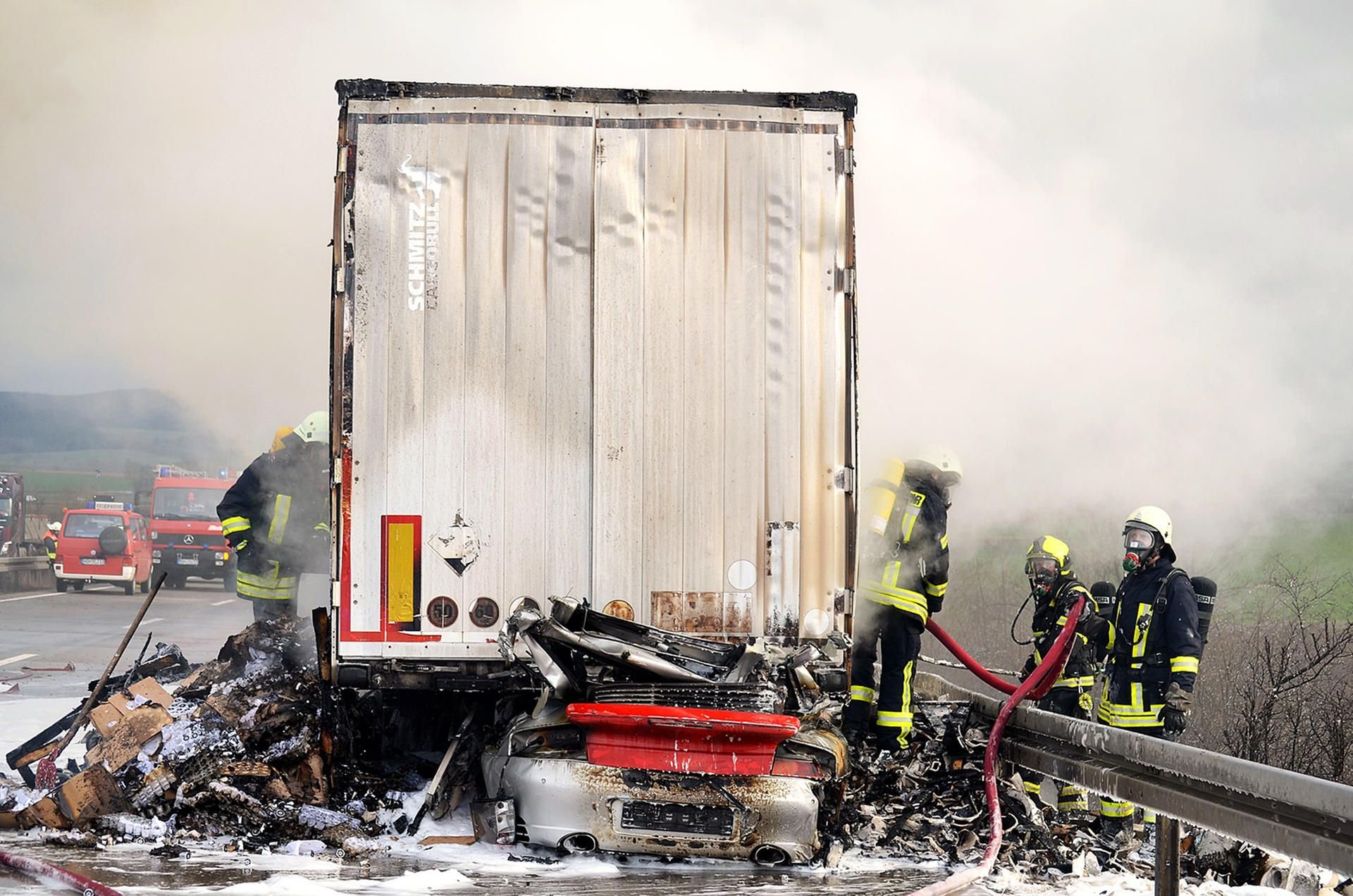 Ein Auto ist am Mittwoch bei einem Unfall auf der Autobahn 38 bei Heringen unter einen Lkw gefahren. Der Laster ging in Flammen auf.