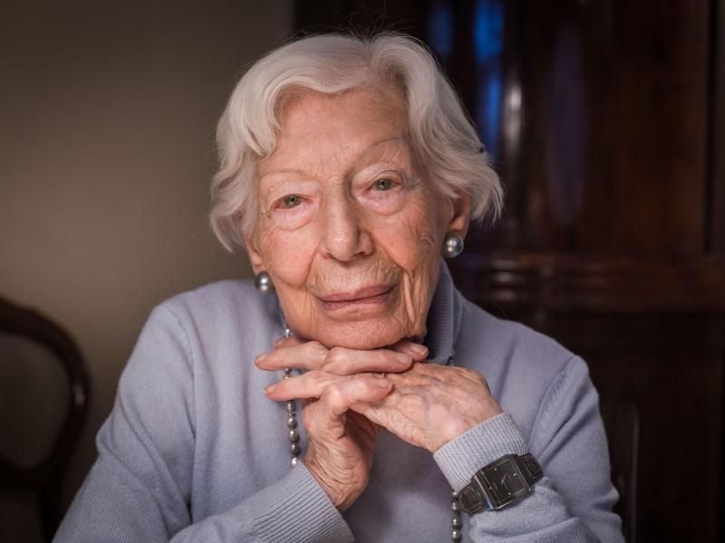 Die 103-jährige Innenarchitektin Ingeborg Wolf in ihrem kleinen Apartment in der Seniorenwohnanlage Rosenhof, das sie seit dem Jahr 2002 bewohnt. Foto: Frank Rumpenhorst