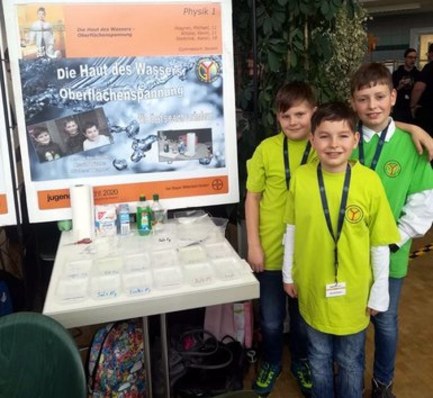 Mit der Oberflächenspannung hat sich dieses Trio beschäftigt.