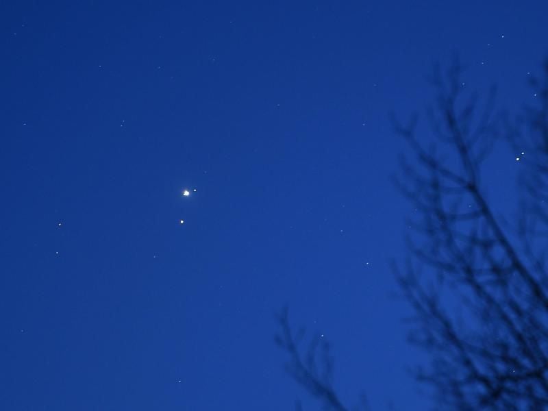 Der Jupiter (oben) und der Mars (darunter) sind am Januarhimmel über dem britischen Ely dicht beieinander zu sehen. Foto: Joe Giddens