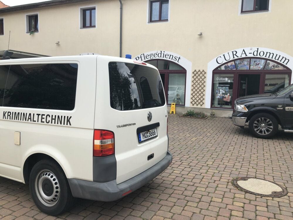 Beamte der Kriminaltechnik führten am Montagvormittag vor Ort eine Spurensuche und -sicherung durch.