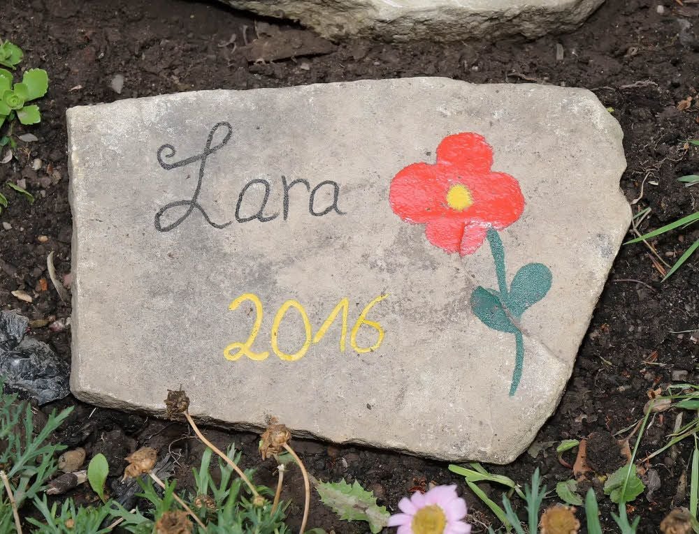 Einer der bunt gestalteten Steine