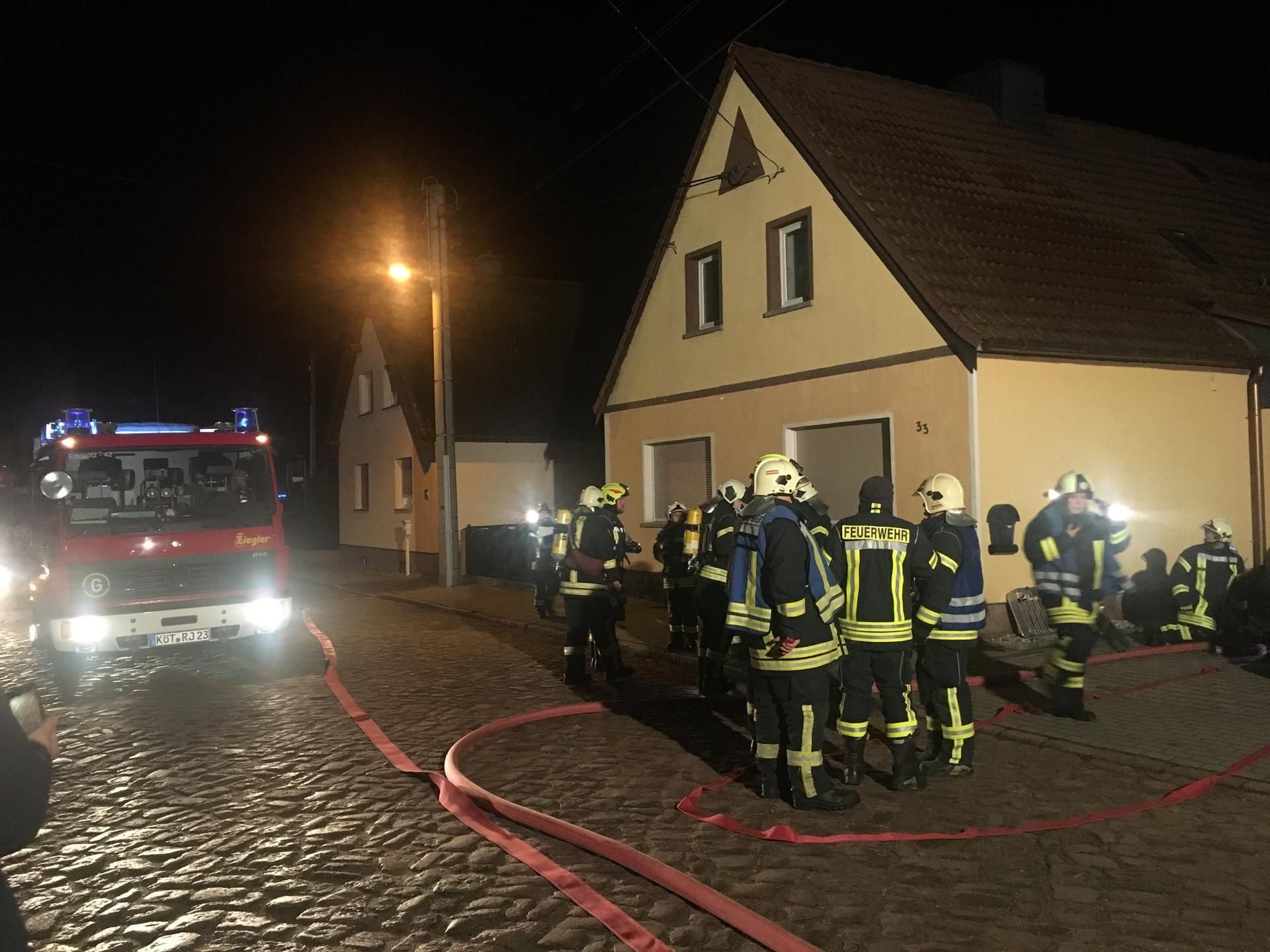 Kameraden der Feuerwehr beim Einsatz in Edderitz.
