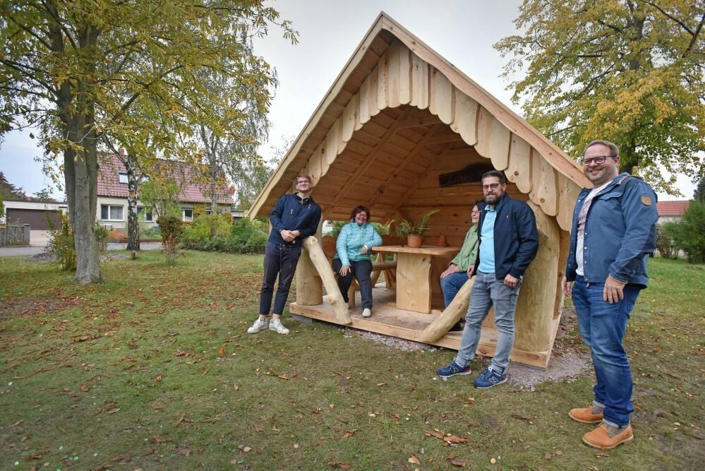 Hier lässt es sich gut sitzen. Die neue Lutherhütte in Zscherndorf lädt zum Verweilen ein.