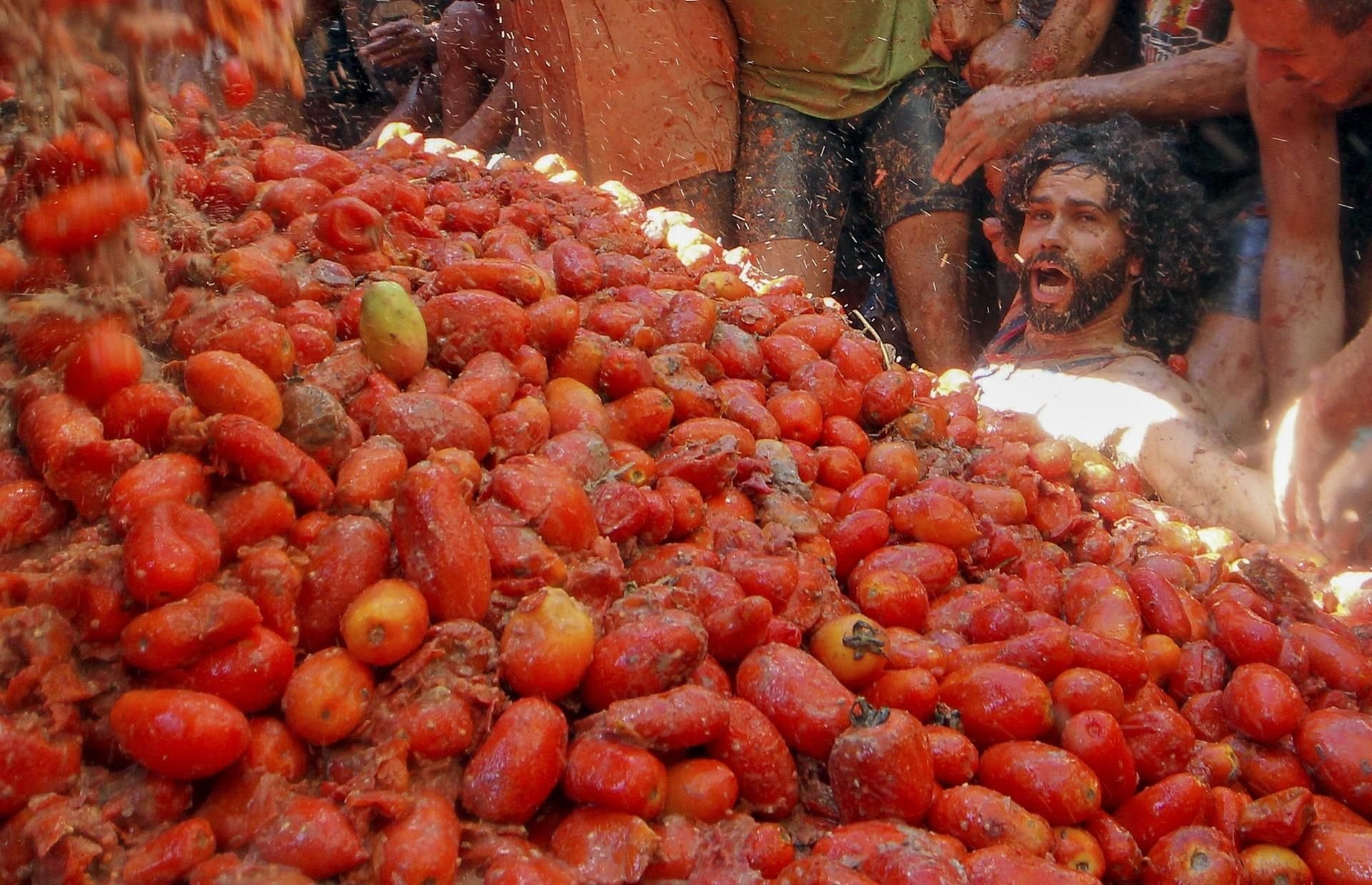 Mit 150 Tonnen an überreifen Tomaten bewarfen sich die über 20.000 Teilnehmer.