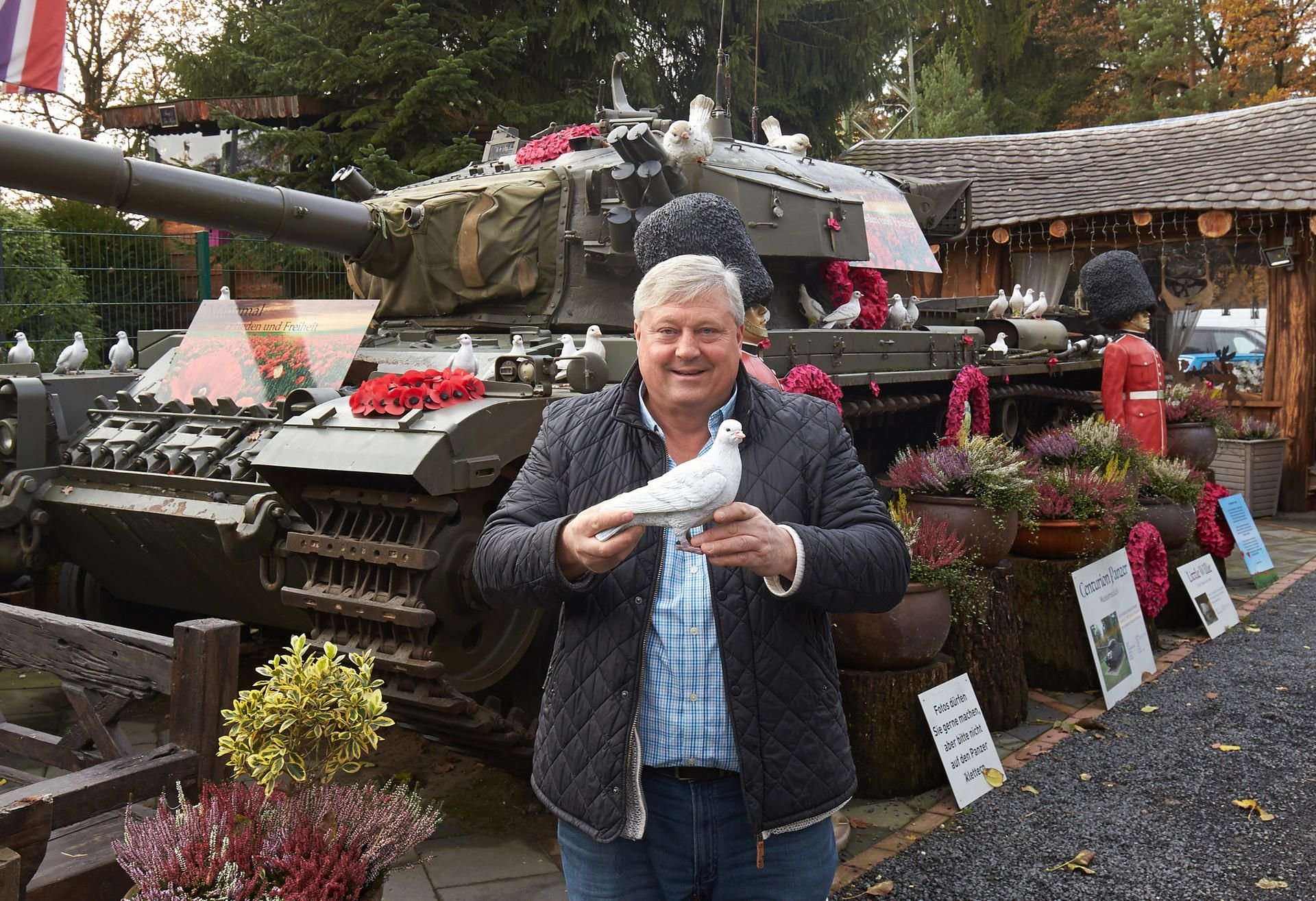 Der Brite Gary Blackburn posiert vor seinem Centurion-Kampfpanzer in seinem Vorgarten im Linzer Ortsteil Kretzhaus (Rheinland-Pfalz).