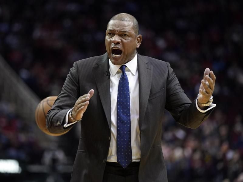 Doc Rivers vom NBA-Club Los Angeles Clippers hat mit emotionalen Worten gegen den anhaltenden Rassismus in den USA protestiert. Foto: David J. Phillip/AP/dpa
