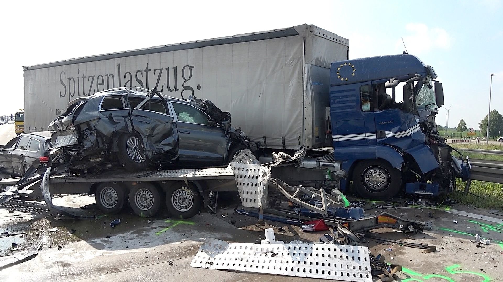 Die Unfallstelle auf der Autobahn 2 bei Bornstedt. Die Einsatzkräfte hatten erneut Ärger mit Gaffern.