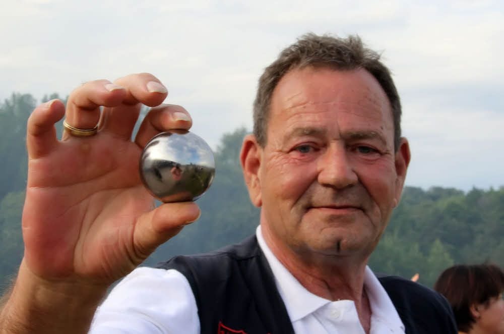 Volker Grabow zeigt ein Geschoss.