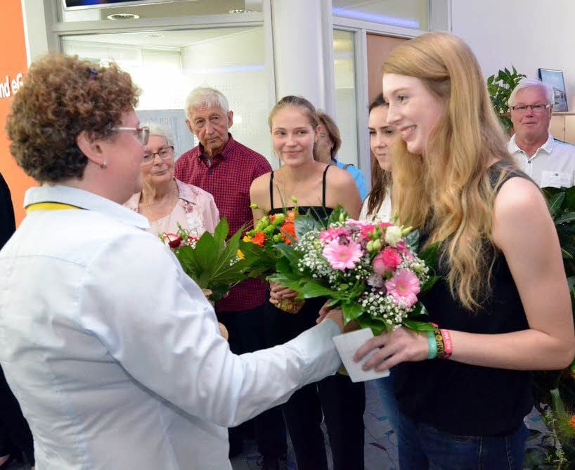 Mandy Seehaus (links) gratuliert Danielle Nitzschke, Elisa Groh und Alexandra Hermann (von rechts) zu ihrer ersten Ausstellung.