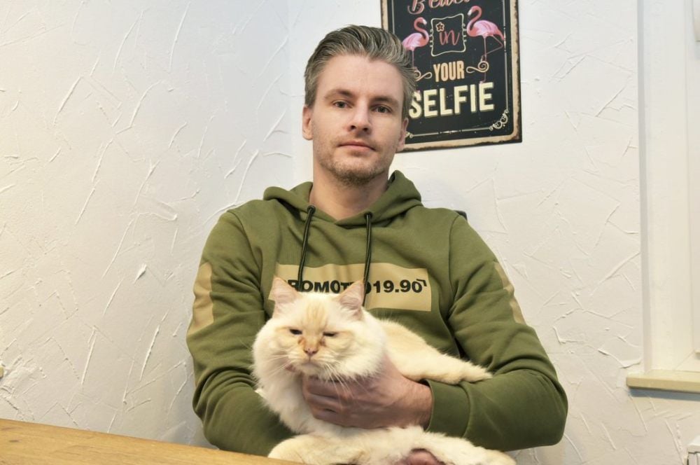 Philipp Schmidt mit Kater Jules.
