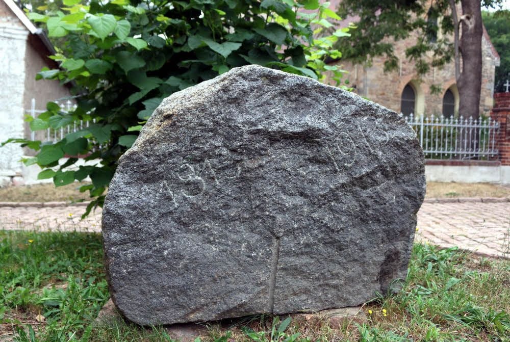 Der Findling erinnert an den Befreiungskrieg 1813 und liegt derzeit noch neben dem ehemaligen Konsum. Künftig, so der Wunsch, soll er auf dem Friedhof nahe dem Gefallenendenkmal einen neuen Platz finden.