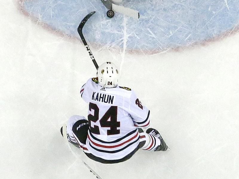 Mit den Chicago Blackhawks ist Dominik Kahun in den Playoffs der NHL bereits ausgeschieden. Foto: Julio Cortez/AP/dpa