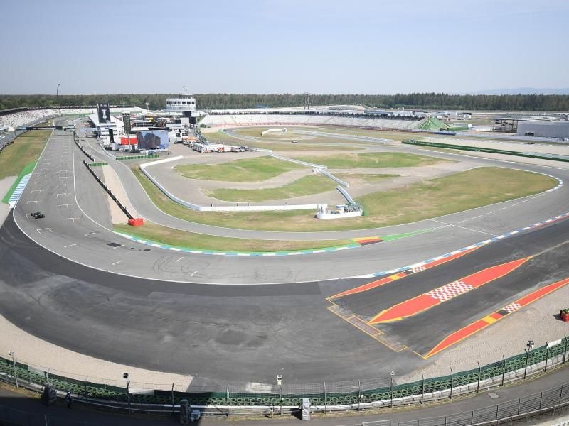Formel-1-Wagen fahren auf dem Hockenheimring. Foto: Sebastian Gollnow