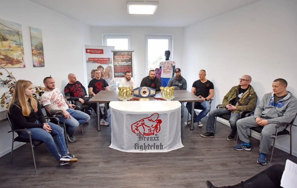 Der Bronxx Fightclub Bitterfeld hat sein Kampfsportevent „King of Bronxx“ vorgestellt, das am 2. Februar stattfindet. Es locken diverse Pokale, Medaillen und der Gürtel für den „King“.