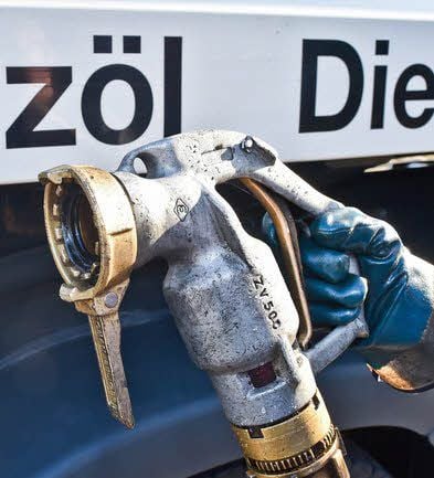 In Rinteln hat ein Tankwagenfahrer einen Keller mit 1200 Litern Heizöl geflutet.