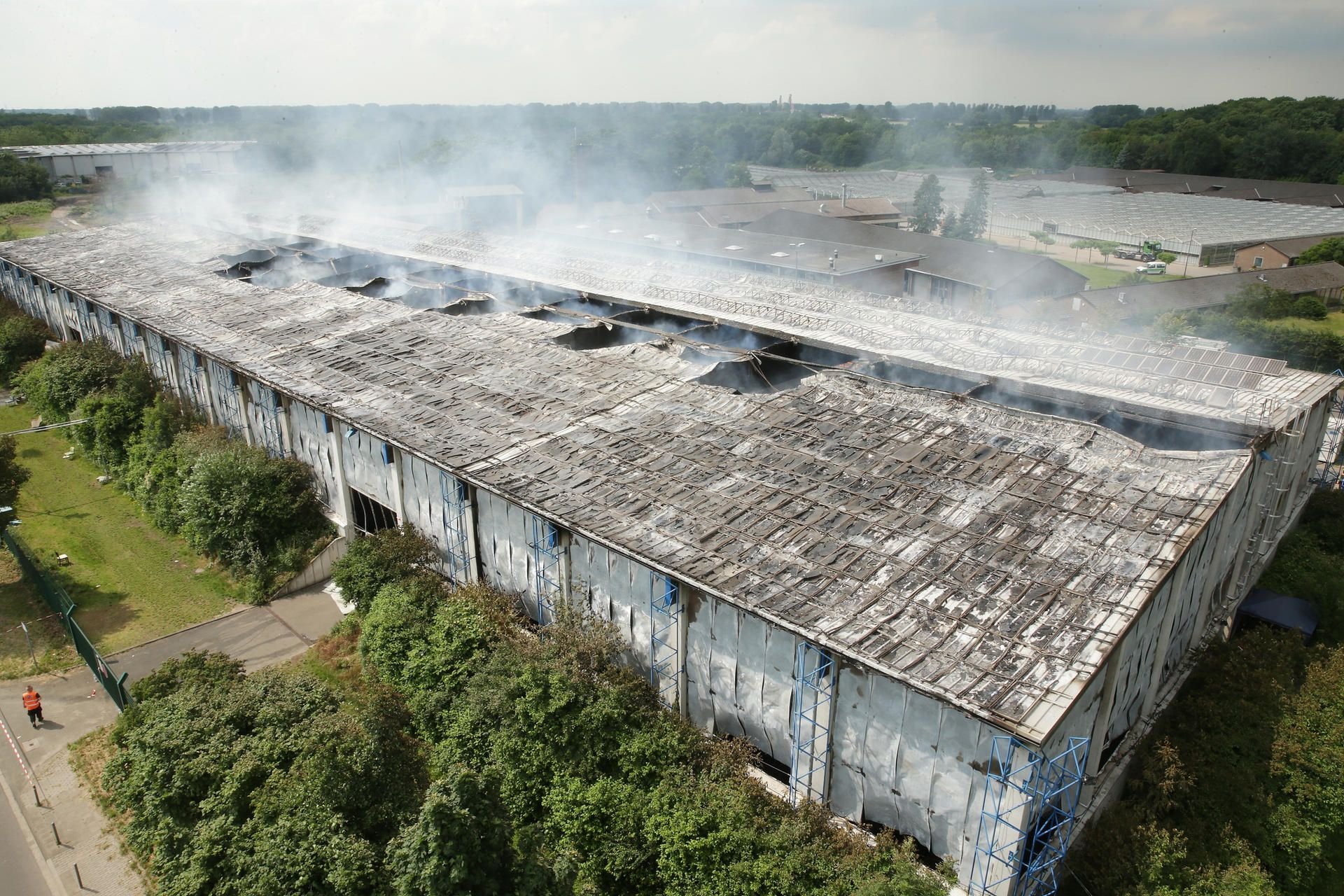 Die ehemalige Messehalle, in der 282 Menschen untergebracht waren, brannte komplett aus.