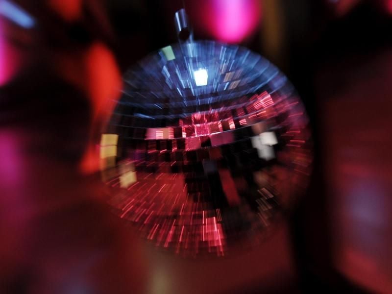 Eine Discokugel. Foto: picture alliance / dpa/Symbolbild