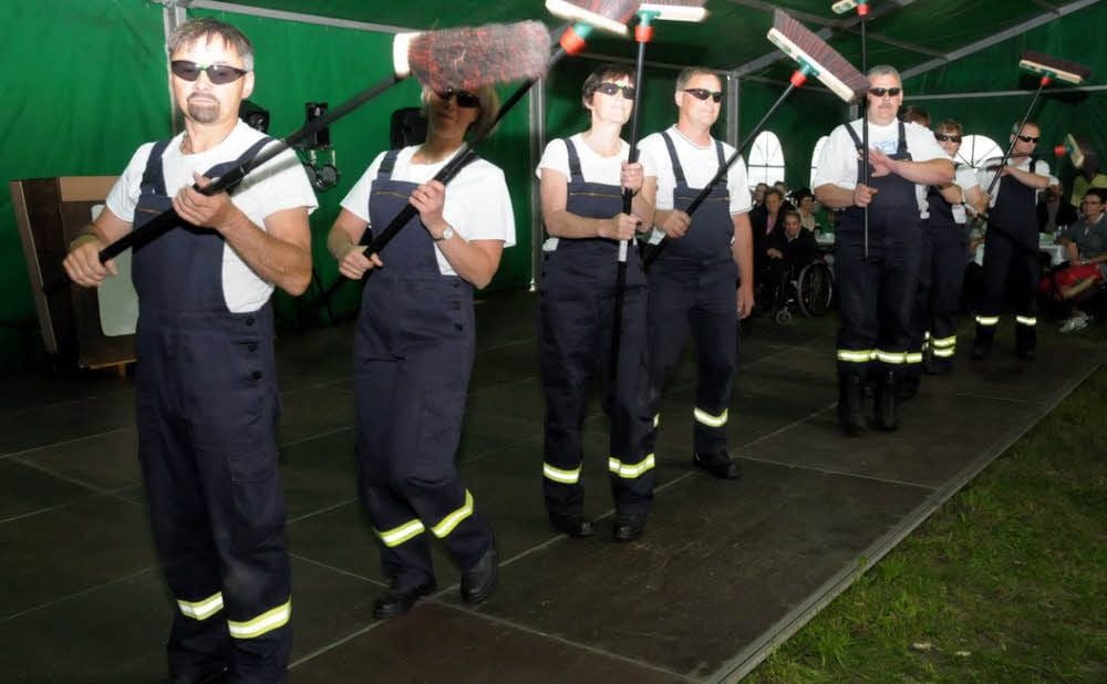 Mit nahezu akrobatischen Einlagen vollführten die Gadegaster Feuerwehrleute nach dem „Einsatz“ ihren Besentanz.
