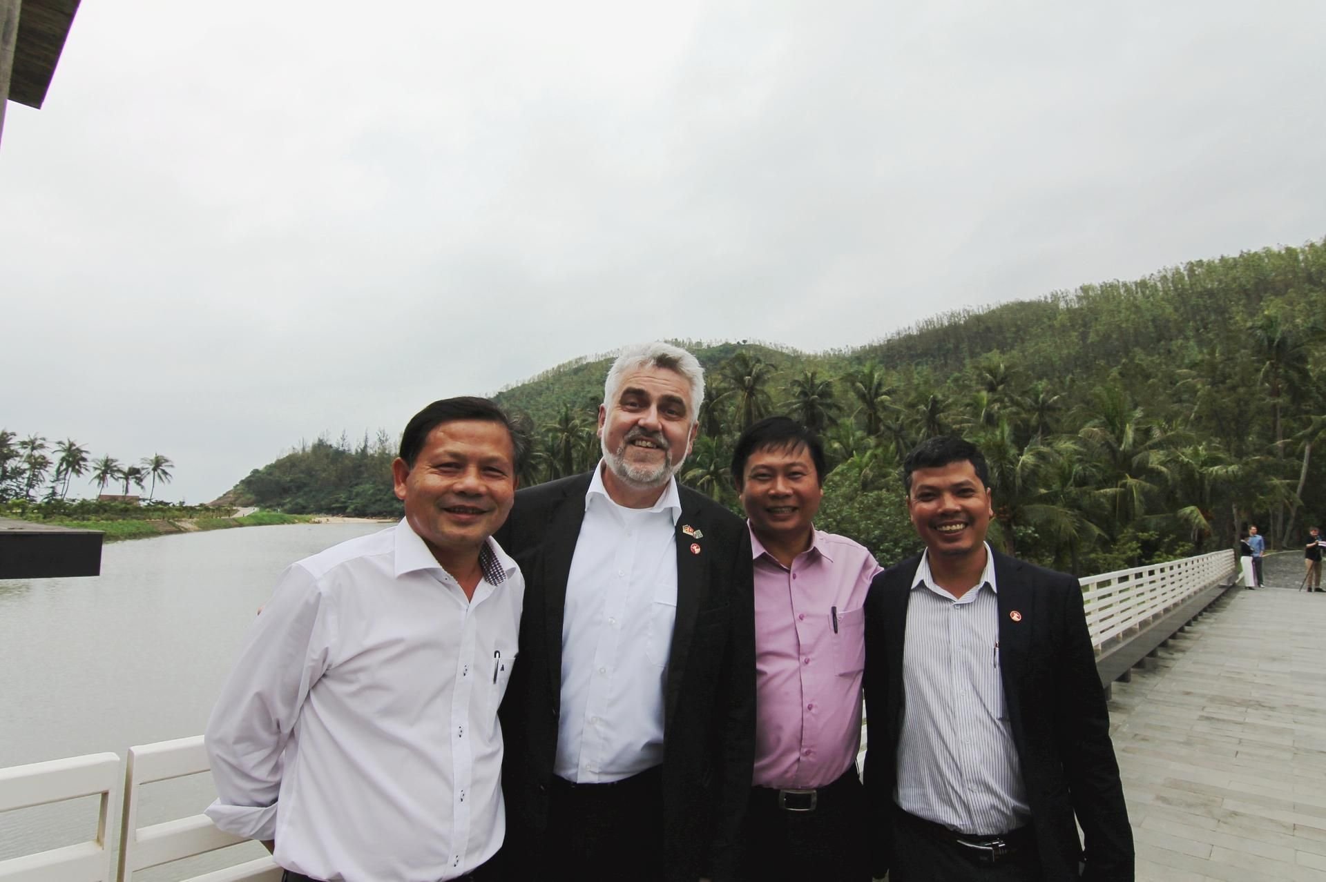 Sucht Kooperationen in Vietnam: Sachsen-Anhalts Wirtschafts- und Wissenschaftsminister Armin Willingmann (SPD) mit Forschern und Vertretern des Volkskomitees der Provinz Bin Dinh.