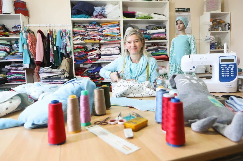 Doreen Falkenberg in ihrer Kreativwerkstatt.