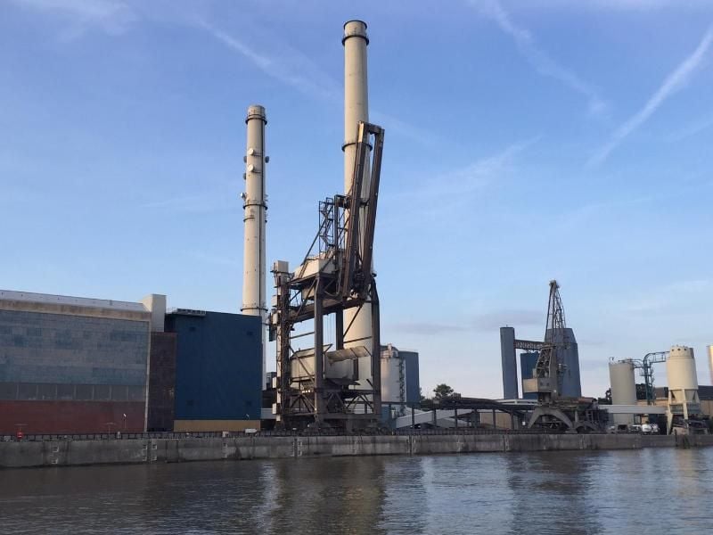 Blick auf das Heizkraftwerk Wedel an der Elbe. Foto: picture alliance / Eckart Gienke/dpa/Archivbild
