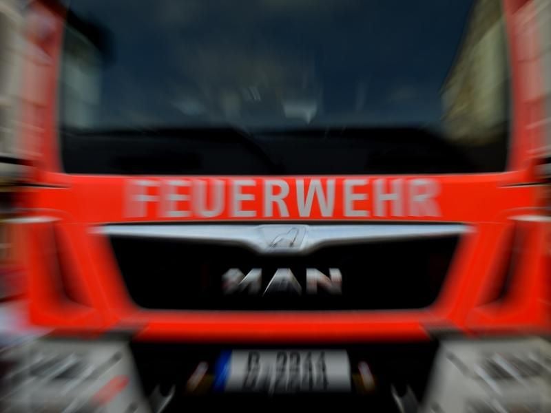 Ein Feuerwehrauto steht bei einer Informationsveranstaltung. Foto: Britta Pedersen/Archiv