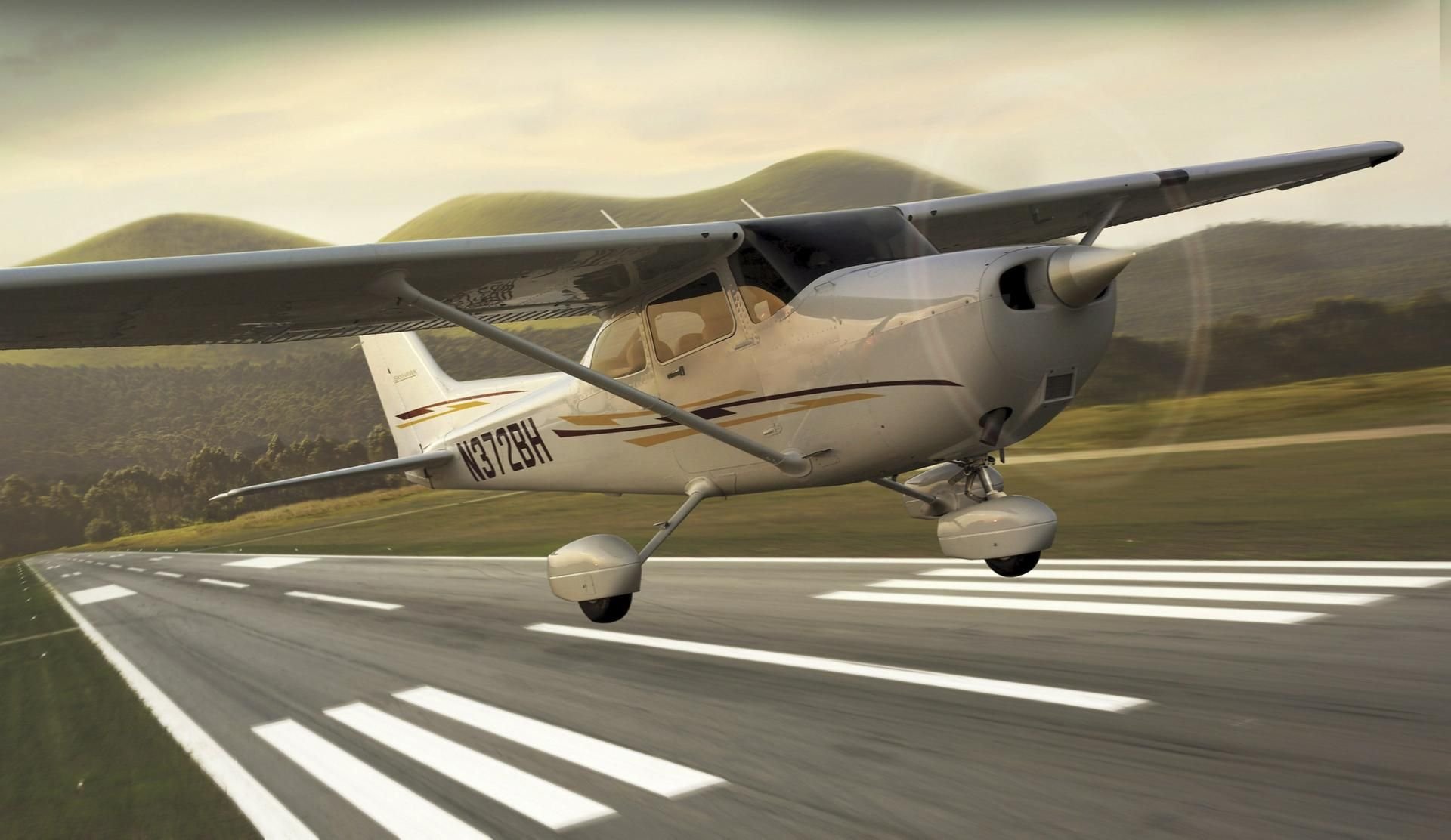 Das Symbolfoto zeigt eine Cessna 172. Eine ähnliche Maschine ist in Hessen abgestürzt.