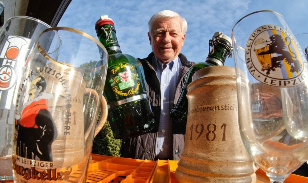 Edgar Hock zeigt einige seiner gesammelten Biergläser und Bierkrüge, die er nun dem Schwemme-Verein übergeben hat.
