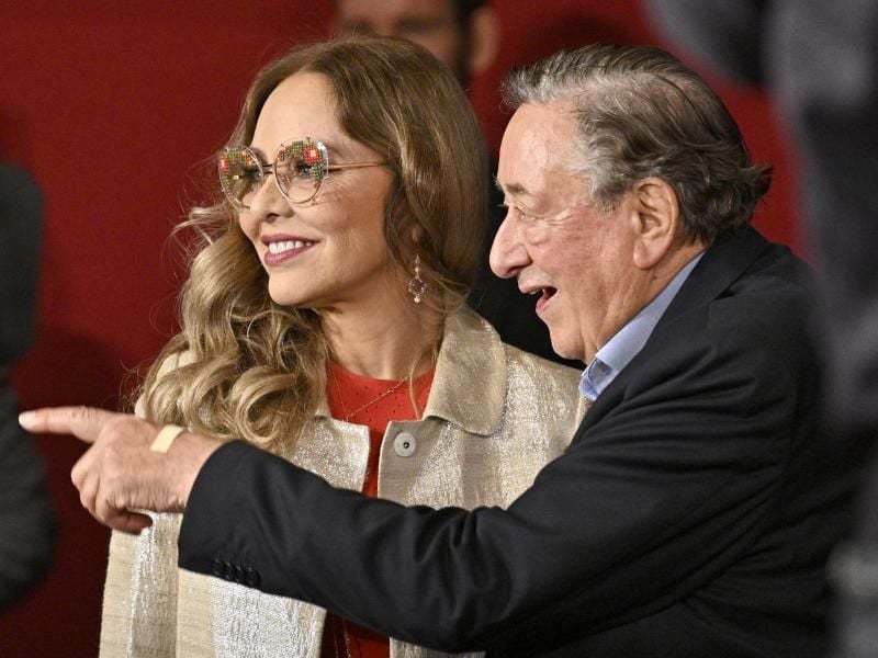 Richard Lugner ist mit seinem Stargast Ornella Muti ganz happy. Foto: Hans Punz/APA/dpa