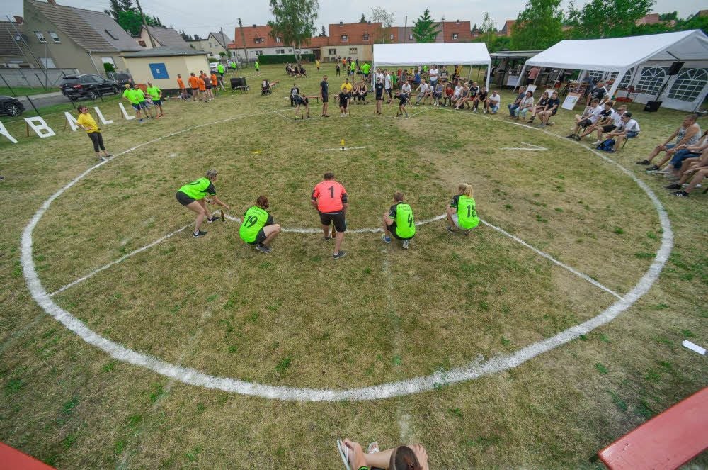 Aufstellung: In Radegast kämpften am Samstag zwölf Teams um den „Radegaster Flunkyball-Cup“.