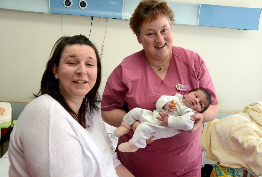 Mia Pertz ist das 3.000. Baby, das die Zeitzer Hebamme Gabriele Knobloch auf die Welt holte. Auch die frische Mutter Nadja Kretzschmar ist glücklich.