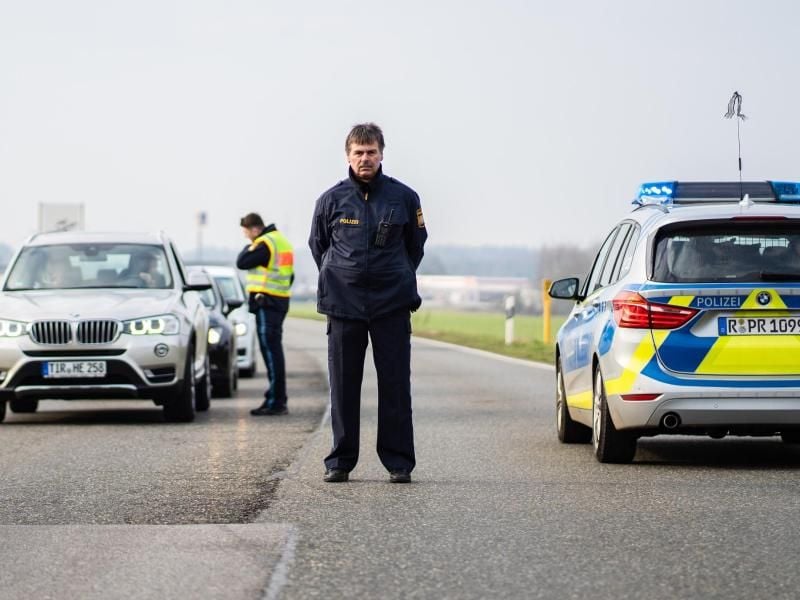 Polizisten kontrollieren die Ortseinfahrt im bayerischen Mitterteich. In dem Ort gilt wegen hoher Infektionszahlen eine Ausgangssperre.