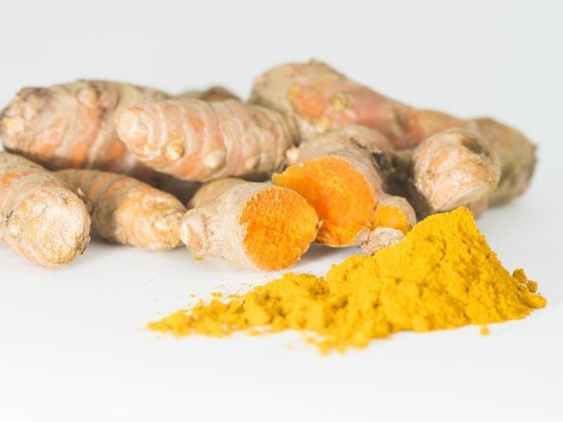 Kurkuma ist in der indischen Küche unverzichtbar. Es gibt ihn frisch als Knolle oder getrocknet als Pulver zu kaufen. Foto: Christina Sabrowsky