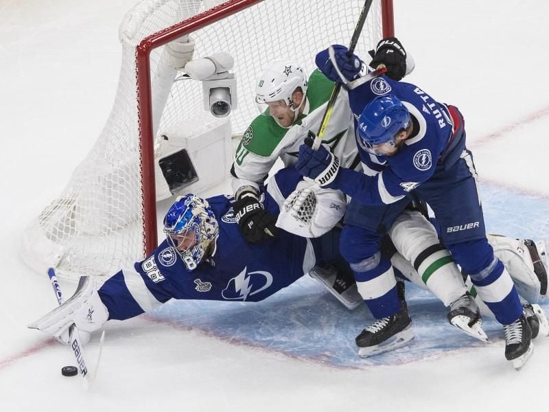 Torwart Andrei Vasilevskiy (l) und Jan Rutta (r) von den Tampa Bay Lightning gegen Corey Perry von den Dallas Stars. Foto: Jason Franson/The Canadian Press/AP/dpa