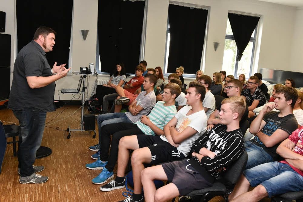 Manuel Bauer, Aussteiger aus der rechten Szene, erzählt Jugendlichen der Schweitzer-Sekundarschule im Jugendzentrum„Otto“ von seinen Erlebnissen.