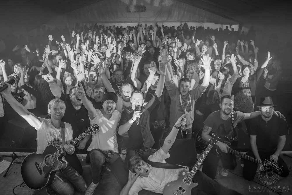 Sagen laut servus: „Nothing Rock“, hier bei einem Auftritt in Prießnitz. 2006 gegründet, verabschiedet sich die Band mit einem Konzert am 25. Dezember in Neidschütz. Zur Band zählen Felix Veit, Marco Heinemann, Chris Heinze, Matthias Huhn, Paul Ludwig, Sebastian Adam und Vinzenz Mehner.
