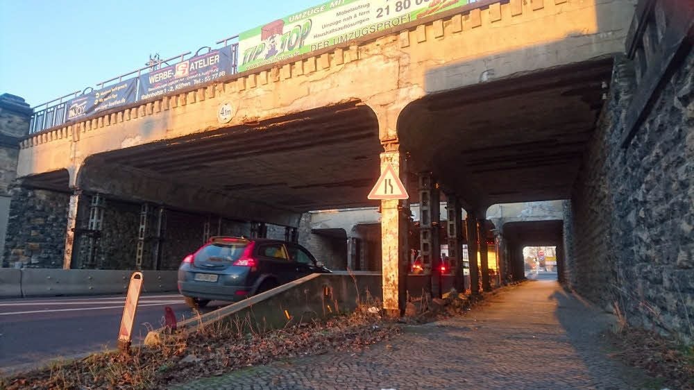 Sanierung dringend nötig: Die Eisenbahnbrücke über die Friedrich-Ebert-Straße in Köthen wird dieses Jahr renoviert.