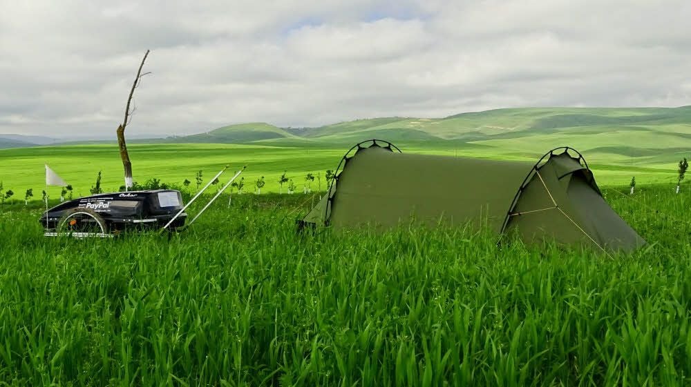 Zelt, Kleidung und Vorräte hat Rico Reißmann in seinem selbst konstruierten Handwagen verstaut. Das Bild ist in Aserbaidschan entstanden.
