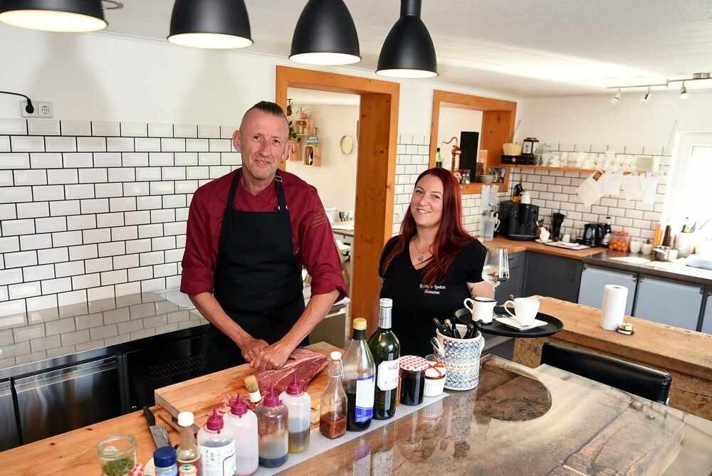 Dirk Luther und seine Partnerin Simone Leitner haben in Aken im Juni „Luthi’s Laden“ eröffnet.
