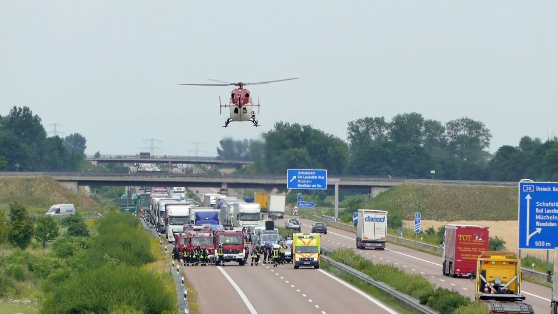 Ein Rettungshubschrauber kam nach dem Unfall auf der A38 zum Einsatz.