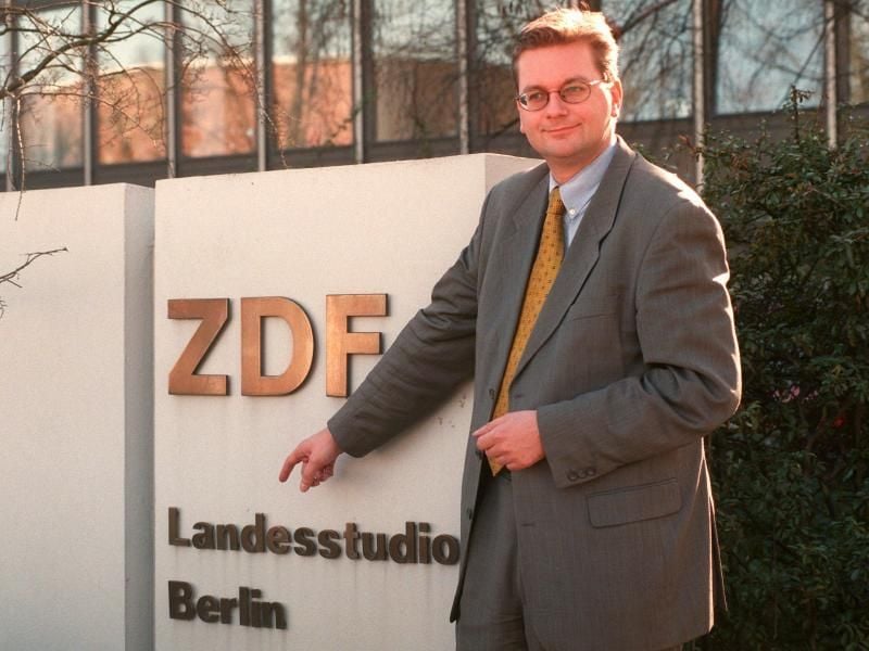 Reinhard Grindel posiert 1997 vor dem ZDF-Landesstudio Berlin. Foto (1997): Nestor Bachmann/dpa Foto: Nestor Bachmann