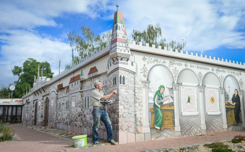 Ein alter Garagenkomplex erstrahlt nun als mittelalterliche Burg.