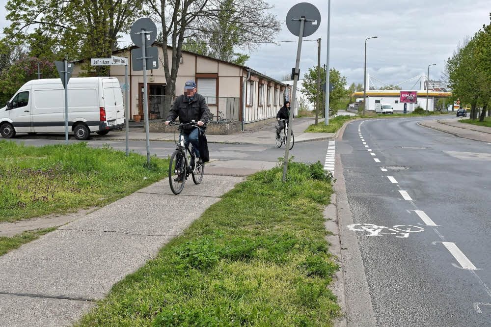 Zwei Möglichkeiten sehen Radfahrer in der Raguhner Straße - nutzen sollen sie aber nur eine.